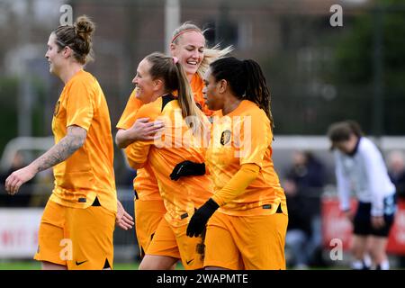 HAARLEM - Marjan Brouwer après son 1-0 avec Stefanie van der Gragt lors du traditionnel match du nouvel an avec d'anciennes internationales de l'équipe féminine néerlandaise au Royal HFC. ANP OLAF KRAAK pays-bas sorti - belgique sorti Banque D'Images