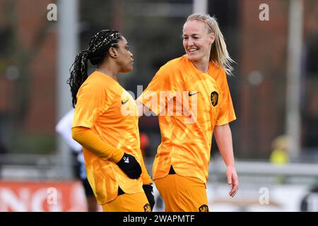 HAARLEM - Dyanne Bito, Stefanie van der Gragt lors du traditionnel match du nouvel an avec d'anciennes internationales de l'équipe féminine néerlandaise au Royal HFC. ANP OLAF KRAAK pays-bas sorti - belgique sorti Banque D'Images