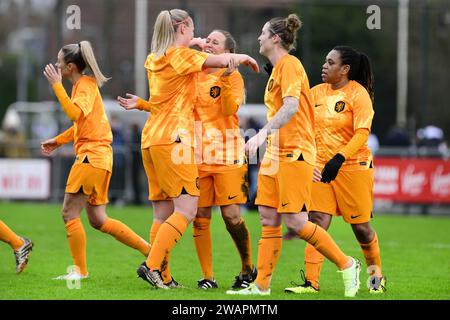 HAARLEM - Marjan Brouwer après son 1-0 avec Stefanie van der Gragt lors du traditionnel match du nouvel an avec d'anciennes internationales de l'équipe féminine néerlandaise au Royal HFC. ANP OLAF KRAAK pays-bas sorti - belgique sorti Banque D'Images