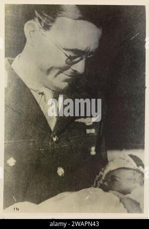 Portrait de Bernhard van Lippe-Biesterfeld et Margriet, Princesse des pays-Bas, 1943 photographie Portrait de Bernhard et Margriet. Fabriqué à l'occasion du baptême de Margriet dans le St. Église presbytérienne Andrew à Ottawa le 29 juin 1943. Soutien photographique des pays-Bas Ottawa Banque D'Images