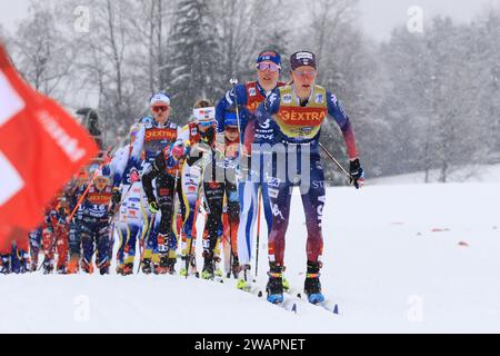 Lago Di Tesero, Italie. 06 janvier 2024. © Pierre Teyssot/MAXPPP ; coupe du monde de ski de fond à Lago Di Tesero, Italie, le 6 janvier 2024. Au stade des prochains Jeux Olympiques d'hiver Milano Cortina 2026, en action, lors de la Mass Start Classic Race du Tour de ski, Diggins Jessie USA mène le peloton © Pierre Teyssot/Maxppp crédit : MAXPPP/Alamy Live News Banque D'Images