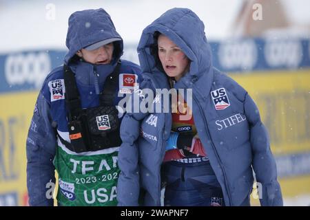 Lago Di Tesero, Italie. 06 janvier 2024. © Pierre Teyssot/MAXPPP ; coupe du monde de ski de fond à Lago Di Tesero, Italie, le 6 janvier 2024. Au stade des prochains Jeux Olympiques d'hiver Milano Cortina 2026, en action, lors de la Mass Start Classic Race du Tour de ski, à droite Diggins Jessie USA © Pierre Teyssot/Maxppp crédit : MAXPPP/Alamy Live News Banque D'Images