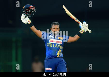 Colombo, Sri Lanka. 06 janvier 2024. Le Sri Lanka Charith Asalanka célèbre après avoir marqué un siècle (100 points) lors du premier match international de cricket (ODI) d'une journée entre Sri Lanka et Zimbabwe au R. Premadasa Stadium à Colombo le 06 janvier 2024. Viraj Kothalwala/Alamy Live News Banque D'Images