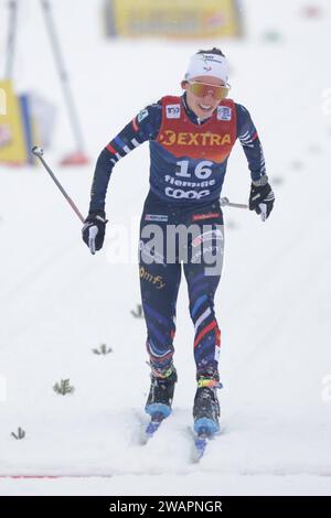 Lago Di Tesero, Italie. 06 janvier 2024. © Pierre Teyssot/MAXPPP ; coupe du monde de ski de fond à Lago Di Tesero, Italie, le 6 janvier 2024. Au stade des prochains Jeux Olympiques d'hiver Milano Cortina 2026, en action, lors de la Mass Start Classic Race du Tour de ski, Delphine Claudel (FRA) © Pierre Teyssot/Maxppp crédit : MAXPPP/Alamy Live News Banque D'Images