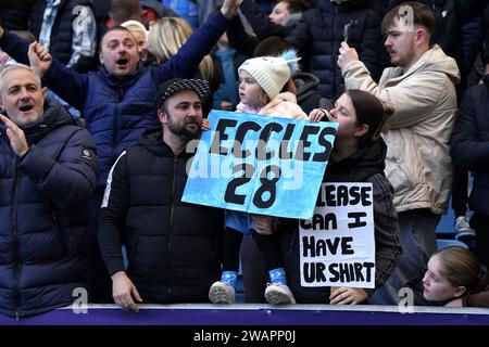 Les fans de Coventry City célèbrent le premier but de leur équipe, marqué par Joel Latibeaudiere (non représenté) lors du match du troisième tour de la coupe FA Emirates au Coventry Building Society Arena, Coventry. Date de la photo : samedi 6 janvier 2024. Banque D'Images