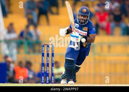 Colombo, Sri Lanka. 06 janvier 2024. Le Sri Lanka Charith Asalanka court entre guichets lors du premier match international de cricket d'une journée (ODI) entre Sri Lanka et Zimbabwe au R. Premadasa Stadium à Colombo le 06 janvier 2024. Viraj Kothalwala/Alamy Live News Banque D'Images