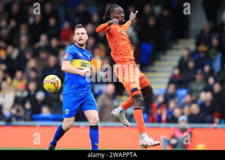 Londres, Royaume-Uni. 06 janvier 2024. Le cross écarte Freddie Ladapo d'Ipswich Town lors du match du 3e tour de la FA Cup entre l'AFC Wimbledon et Ipswich Town à Plough Lane, Londres, Angleterre le 6 janvier 2024. Photo de Carlton Myrie. Usage éditorial uniquement, licence requise pour un usage commercial. Aucune utilisation dans les Paris, les jeux ou les publications d'un seul club/ligue/joueur. Crédit : UK Sports pics Ltd/Alamy Live News Banque D'Images