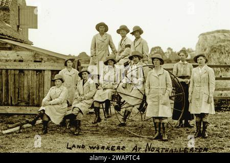 Impression d'une carte postale de Landworkerrs à Northallerton, la même dame en photo que l'officier de formation peut-être, deuxième à droite Banque D'Images