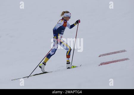 Lago Di Tesero, Italie. 06 janvier 2024. © Pierre Teyssot/MAXPPP ; coupe du monde de ski de fond à Lago Di Tesero, Italie, le 6 janvier 2024. Au stade des prochains Jeux Olympiques d'hiver Milano Cortina 2026, en action, lors de la Mass Start Classic Race du Tour de ski, Frida Karlsson (SWE) © Pierre Teyssot/Maxppp crédit : MAXPPP/Alamy Live News Banque D'Images