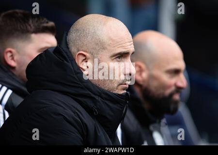 LONDRES, Royaume-Uni - 6 janvier 2024 : Enzo Maresca, entraîneur de Leicester City, se penche sur le match nul du troisième tour de la FA Cup entre Millwall FC et Leicester City FC à The Den (crédit : Craig Mercer / Alamy Live News) Banque D'Images