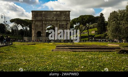 La pelouse devant le Colisée à Rome accompagne l'observateur pour admirer le merveilleux Arc de Triomphe Banque D'Images