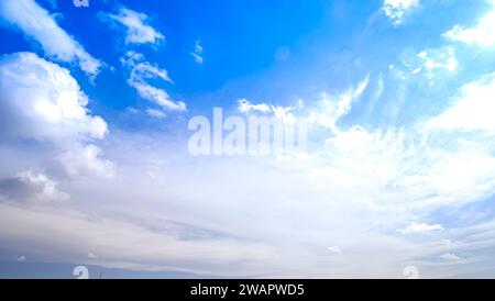 Nuages blancs sur fond de ciel bleu gros plan nuages Cumulus Banque D'Images