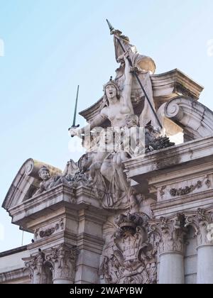 Musée militaire à Lisbonne Portugal avec sculptures monumentales sur l'entrée de la porte Banque D'Images