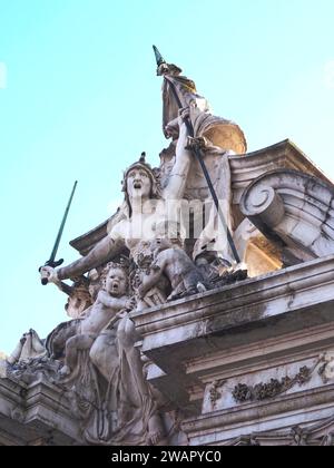 Musée militaire à Lisbonne Portugal avec sculptures monumentales sur l'entrée de la porte Banque D'Images