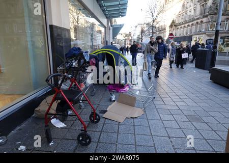 Tentes installées par des sans-abri dans la zone de rue de l'église du centre-ville de Liverpool, merseyside, angleterre, royaume-uni Banque D'Images