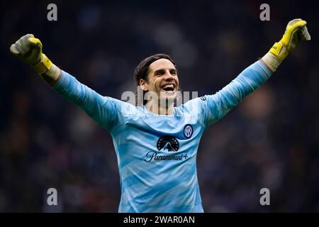 Milan, Italie. 6 janvier 2024. Yann Sommer du FC Internazionale célèbre à la fin de la série A Un match de football entre le FC Internazionale et le Hellas Verona FC. Crédit : Nicolò Campo/Alamy Live News Banque D'Images