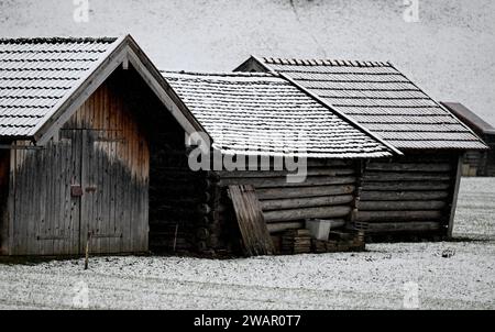 Garmisch Partenkirchen, Allemagne. 06 janvier 2024. De légères chutes de neige peignent le paysage d'un blanc hivernal. Crédit : Angelika Warmuth/dpa/Alamy Live News Banque D'Images