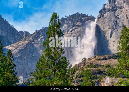 Bridalveil Fall est l'une des cascades les plus emblématiques de Yosemite, probablement en deuxième position seulement après sa grande sœur, Yosemite Falls, sauf que Bridalveil Fall coule Banque D'Images