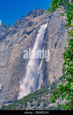 C'est celui-là, celui qu'Ansel Adams a rendu célèbre dans son cliché de Yosemite Valley d'inspiration point. Bridalveil Fall est l’un des plus populaires de Yosemite Banque D'Images