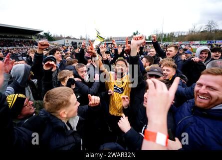 Liam Sole de Maidstone United célèbre sur le terrain avec les fans à la fin du match du troisième tour de la coupe FA Emirates au stade Gallagher, Maidstone. Date de la photo : samedi 6 janvier 2024. Banque D'Images