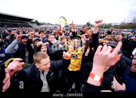 Liam Sole de Maidstone United célèbre sur le terrain avec les fans à la fin du match du troisième tour de la coupe FA Emirates au stade Gallagher, Maidstone. Date de la photo : samedi 6 janvier 2024. Banque D'Images