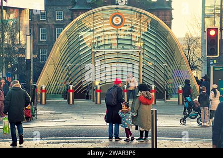 Glasgow, Écosse, Royaume-Uni. 6 janvier 2024. UK Météo : entrée du métro st Enoch nuit glaciale avec un ciel dégagé a vu une journée froide pour les locaux faire du shopping samedi dans le centre de la ville. Crédit Gerard Ferry/Alamy Live News Banque D'Images