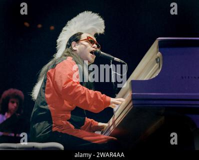 03 avril 1986, Hesse, Francfort-sur-le-main : le chanteur, compositeur et pianiste britannique Elton John à son concert à la Festhalle (scan de films négatifs). Photo : Frank Rumpenhorst/dpa Banque D'Images