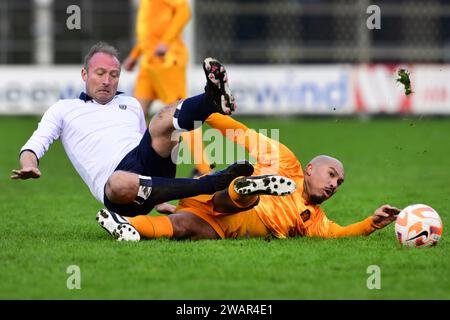 HAARLEM - Pascal Kamp de HFC est victime d'une attaque dure de l'ancien international Nigel de Jong lors du traditionnel match du nouvel an avec d'anciens internationaux de l'équipe masculine néerlandaise à Royal HFC. ANP OLAF KRAAK pays-bas sorti - belgique sorti Banque D'Images