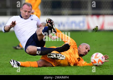 HAARLEM - Pascal Kamp de HFC est victime d'une attaque dure de l'ancien international Nigel de Jong lors du traditionnel match du nouvel an avec d'anciens internationaux de l'équipe masculine néerlandaise à Royal HFC. ANP OLAF KRAAK pays-bas sorti - belgique sorti Banque D'Images