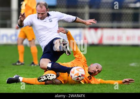 HAARLEM - Pascal Kamp de HFC est victime d'une attaque dure de l'ancien international Nigel de Jong lors du traditionnel match du nouvel an avec d'anciens internationaux de l'équipe masculine néerlandaise à Royal HFC. ANP OLAF KRAAK pays-bas sorti - belgique sorti Banque D'Images