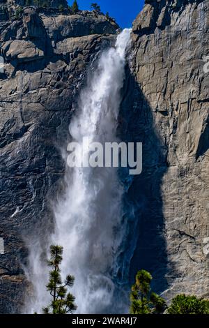 L'eau tombe de 1430 pieds à Upper Falls, ce qui signifie que même individuellement, il se situerait parmi les 20 plus hautes chutes d'eau du monde. Contrairement au Banque D'Images