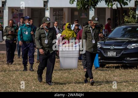 Dhaka, Bangladesh. 06 janvier 2024. Des agents de sécurité ont été vus en train de transporter des urnes à distribuer avant les élections générales bangladaises de 2024. Le principal parti d'opposition du Bangladesh, le Parti nationaliste du Bangladesh (BNP), a boycotté les élections et demandé qu'elles se déroulent de manière libre et équitable. Et plus de 25 000 de ses partisans ont été arrêtés. Crédit : SOPA Images Limited/Alamy Live News Banque D'Images