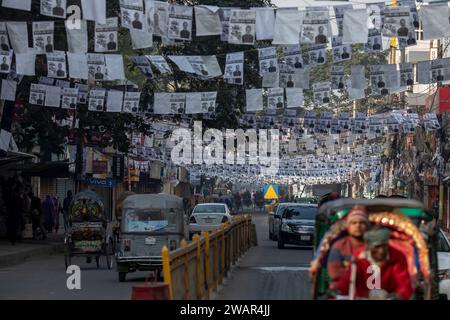 Dhaka, Bangladesh. 06 janvier 2024. Des affiches des candidats aux élections sont vues suspendues au-dessus d'une rue avant les élections générales au Bangladesh. Le principal parti d'opposition du Bangladesh, le Parti nationaliste du Bangladesh (BNP), a boycotté les élections et demandé qu'elles se déroulent de manière libre et équitable. Et plus de 25 000 de ses partisans ont été arrêtés. Crédit : SOPA Images Limited/Alamy Live News Banque D'Images