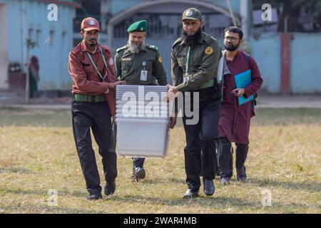 Dhaka, Bangladesh. 06 janvier 2024. Des agents de sécurité ont été vus en train de transporter des urnes à distribuer avant les élections générales bangladaises de 2024. Le principal parti d'opposition du Bangladesh, le Parti nationaliste du Bangladesh (BNP), a boycotté les élections et demandé qu'elles se déroulent de manière libre et équitable. Et plus de 25 000 de ses partisans ont été arrêtés. Crédit : SOPA Images Limited/Alamy Live News Banque D'Images