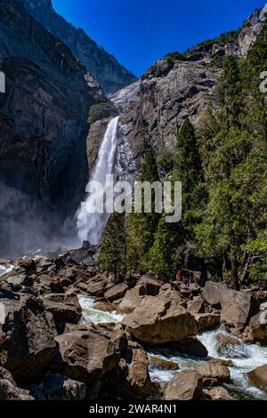 Aux chutes inférieures, l'eau descend de 320 pieds, soit presque le double de la chute des chutes Niagara. C'est la section la plus facile d'accès, avec seulement une courte distance de marche de la Banque D'Images