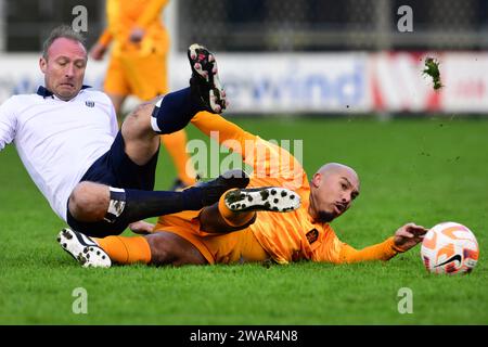 HAARLEM - Pascal Kamp de HFC est victime d'une attaque dure de l'ancien international Nigel de Jong lors du traditionnel match du nouvel an avec d'anciens internationaux de l'équipe masculine néerlandaise à Royal HFC. ANP OLAF KRAAK pays-bas sorti - belgique sorti Banque D'Images