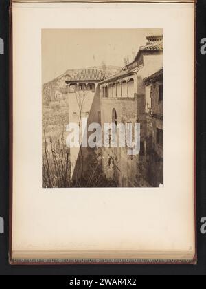 Vue de l'extérieur du Peinador de la Reina dans l'Alhambra à Grenade, Espagne, C Maufsaise (attribué à), 1906 photographie cette photo fait partie d'un album. Palais d'impression papier albumen de Grenade. Extérieur  représentation d'un bâtiment Alhambra Banque D'Images