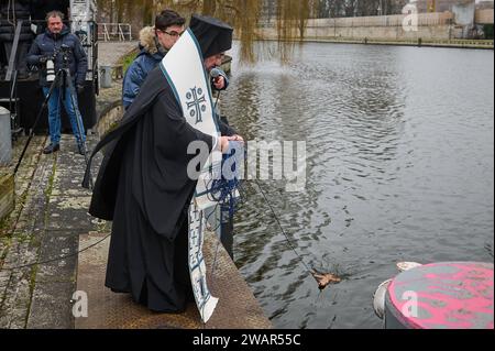 Spreeeweihe zum griechisch-orthodoxen Weihnachtsfest Fest der Theophanie am Fest Epiphanie Erscheinung des Herrn à Berlin. Im Foto vom 06.01.2024 : Am Schiffsanleger vor dem Haus der Kulturen der Welt wirft Bischof Emanuel von Christoupolis das Kreuz drei mal in die Spree. Mit der Zeremonie der grossen Wasserweihe und dem Eintauchen des Heiligen Kreuzes in die Spree wird nach Angaben der Griechisch-Orthodoxen Metropolie von Deutschland an die Taufe von Jesus im Jordan erinnt. À Berlin wird die Tradition schon seit mehr als zehn Jahren gepflegt. Siehe epd-Meldung vom 06.01.2024 USAGE ÉDITORIAL Banque D'Images