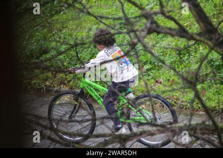 Noreña, Espagne, 6 janvier 2024 : un enfant montrant son vélo pendant les cadeaux de la Journée de l'Epiphanie, le 6 janvier 2024, à Noreña, Espagne. Crédit : Alberto Brevers / Alamy Live News. Banque D'Images