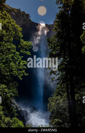 C'est celui-là, celui qu'Ansel Adams a rendu célèbre dans son cliché de Yosemite Valley d'inspiration point. Bridalveil Fall est l’un des plus populaires de Yosemite Banque D'Images