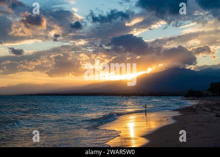 Coucher de soleil coloré sur la mer. Lac de montagne dans les rayons du soleil orange. Kirghizistan, lac Issyk-Kul. arrière-plan naturel. Paysage Banque D'Images