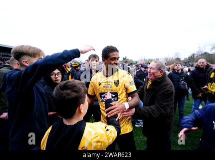 Liam Sole de Maidstone United célèbre sur le terrain avec les fans à la fin du match du troisième tour de la coupe FA Emirates au stade Gallagher, Maidstone. Date de la photo : samedi 6 janvier 2024. Banque D'Images