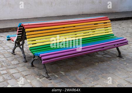 Banc peint dans des couleurs arc-en-ciel Banque D'Images