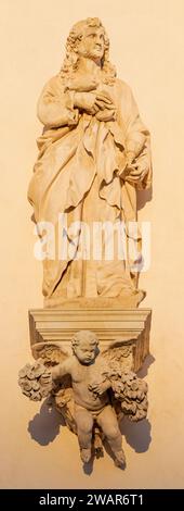 Vicenza - la statue de St. Jean l'Apôtre sur la façade de l'église Santuario Santa Maria di Monte Berico dans la lumière du soir (1688 - ca 1707). Banque D'Images