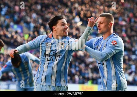 Coventry le samedi 6 janvier 2024. Coventry, Royaume-Uni. 6 janvier 2024. Callum OHare (10 Coventry City) célèbre après avoir marqué des teans quatrième but avec Jake Bidwell (21 Coventry City) lors du match du troisième tour de la FA Cup entre Coventry City et Oxford United au Coventry Building Society Arena, Coventry le samedi 6 janvier 2024. (Photo : Kevin Hodgson | MI News) crédit : MI News & Sport / Alamy Live News Banque D'Images