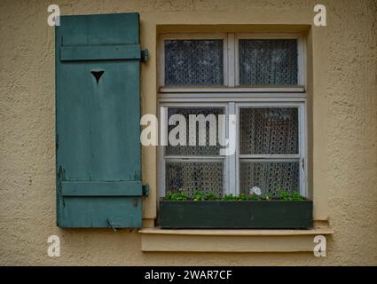 Fenêtre d'une ancienne ferme du petit village ('Dörflein') au parc Schönbusch, Aschaffenburg, Bavière, Allemagne Banque D'Images