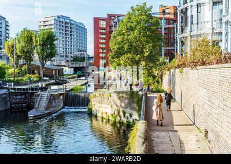 Les gens marchent le long de Regent’s Canal Towpath près de Somers Town Bridge, avec Battlebridge Basin en arrière-plan, Londres, Royaume-Uni Banque D'Images