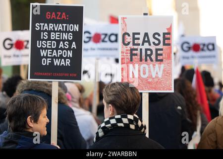 Manchester, Royaume-Uni. 6 janvier 2024. Manifestants à Manchester Royaume-Uni contre la guerre à Gaza. Manifestation palestinienne dans le centre de Manchester. ROYAUME-UNI. Plus de deux mille manifestants se sont rassemblés sur la place Saint-Pierre pour réclamer un cessez-le-feu. Ils ont ensuite marché à travers le centre-ville. La police a gardé des points de vente qui, selon les manifestants, avaient des liens avec Israël, notamment Barclays Bank et Starbucks Coffee. Les manifestants brandissaient des drapeaux et portaient des pancartes avec des slogans contre la guerre. Manchester UK. Photo : garyroberts/worldwidefeatures.com crédit : GaryRobertsphotography/Alamy Live News Banque D'Images