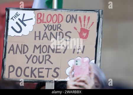 Manchester, Royaume-Uni. 6 janvier 2024. Manifestants à Manchester Royaume-Uni contre la guerre à Gaza. Manifestation palestinienne dans le centre de Manchester. ROYAUME-UNI. Plus de deux mille manifestants se sont rassemblés sur la place Saint-Pierre pour réclamer un cessez-le-feu. Ils ont ensuite marché à travers le centre-ville. La police a gardé des points de vente qui, selon les manifestants, avaient des liens avec Israël, notamment Barclays Bank et Starbucks Coffee. Les manifestants brandissaient des drapeaux et portaient des pancartes avec des slogans contre la guerre. Manchester UK. Photo : garyroberts/worldwidefeatures.com crédit : GaryRobertsphotography/Alamy Live News Banque D'Images