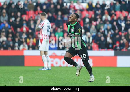 Stoke-on-Trent le samedi 6 janvier 2024. Brightons Pervis Estupinan célèbre le score pour atteindre 1-1 lors du match du troisième tour de la FA Cup entre Stoke City et Brighton et Hove Albion au Britannia Stadium, Stoke-on-Trent le samedi 6 janvier 2024. (Photo : Chris Donnelly | MI News) crédit : MI News & Sport / Alamy Live News Banque D'Images